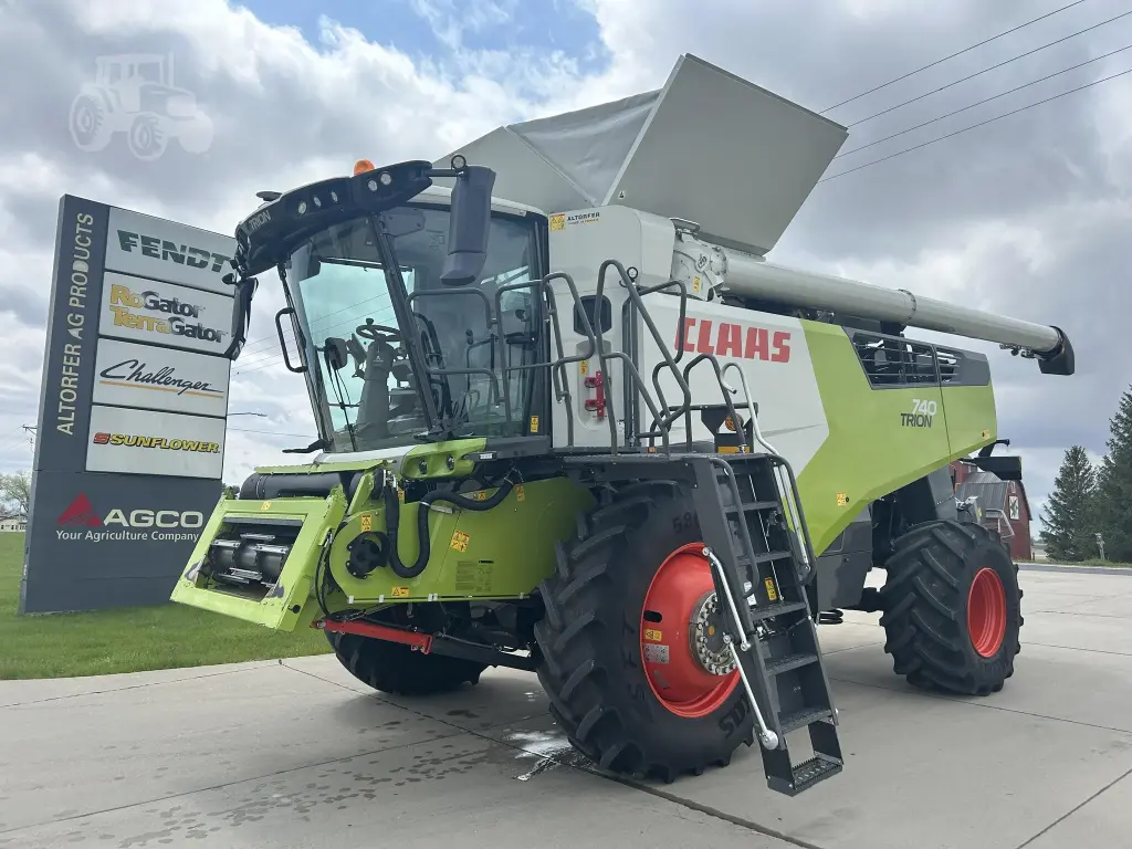 2022 CLAAS TRION 740 